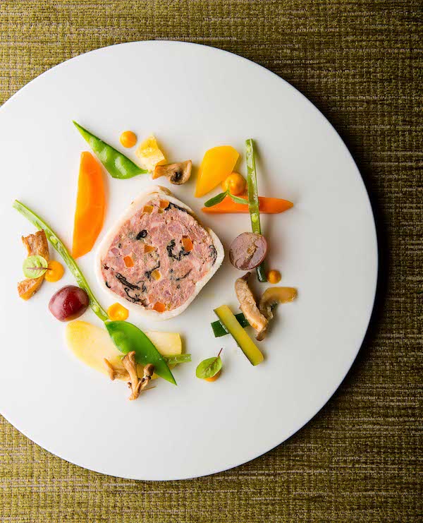 assiette restaurant entrée terrine avec légumes colorés