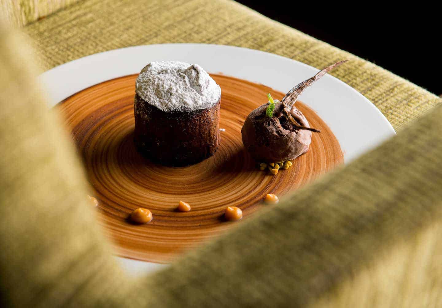 Dessert de chef dans un restaurant haut de gamme moelleux au chocolat